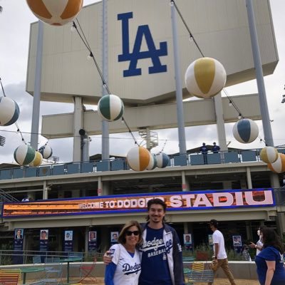 Over the hill LA sports fan, avid reader, skier and lover of Golden Retrievers. I HATE THE WAVE!