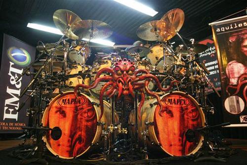 Eu sou um fanático por música(principalmente Rock).P.O.D., Oficina G3,Mortal Treason etc.