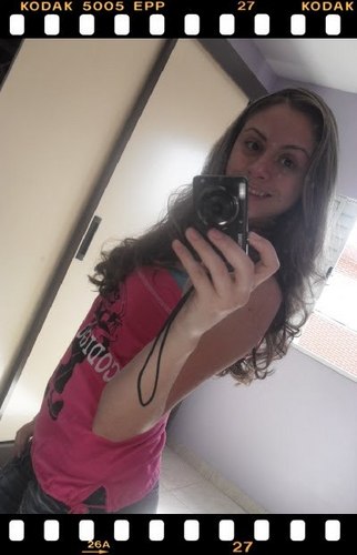 Não ligue para o que os outros ao seu redor pense sobre vs ,
e seja feliz , afinal a vida é uma só além de tudo a vida é curta :]'*