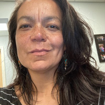 Mamá/ eterna aprendiz/tomadora de riesgos. Me gusta hundirme solo para poder flotar. Chalateca de piel morena. Otra salvadoreña en Carolina del Norte.