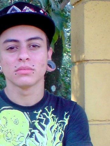 um mlke que ja cresceu faiz algum tempo,uma contradição,um adorador de coisas estranhas e de um mundo torto ;