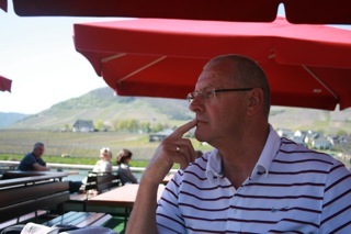 mhvanBasten's profile picture. Vader van 2 schatten van dochters en opa van 2 heerlijke kleinkinderen. Gelukkig getrouwd. FC Utrecht en M.H. van Basten Koeriers.