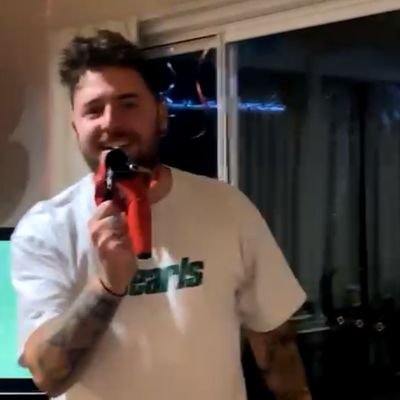 BradSte28481073's profile picture. A stand-up comedian who sits when pissing