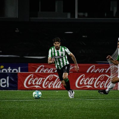 Futbolista profesional. Defensa central