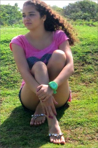 Eu tenho minhas manias e meus defeitos, assim como tenho minhas qualidades. Sou narcisista, sincera , chata , perfeccionista e movida a emoções.
