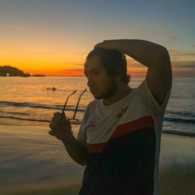 Soy el vecino que escuchas cantar dlv pero con mucho feeling. Intentando ser un físico (ojalá fuera fisicoculturista). Stan account de la güera