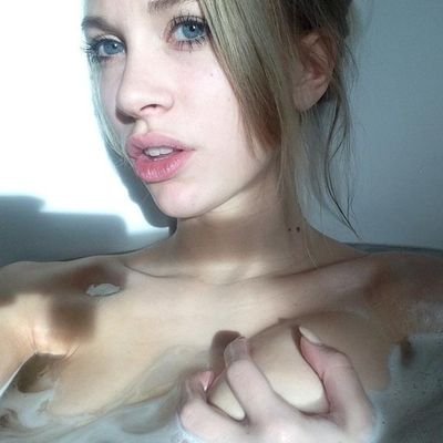 🇫🇮
I don't respond to messages here.
If you want to chat with me,
you can do it here 👇