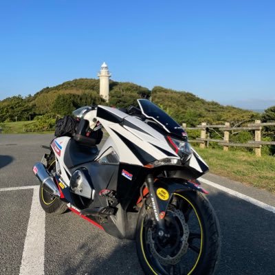 九十九里浜の日の出を見るのが大好きです。 初バイクから43年ですが、還暦過ぎの2021年6月に初めて大型バイクの免許取得しました。 愛車はHONDA NM４とカワサキZXR250。2023年2月にヤマハマジェスティ125を増車しました❗️ 9月に大転倒😱　四国お遍路ツーリングも継続中です。