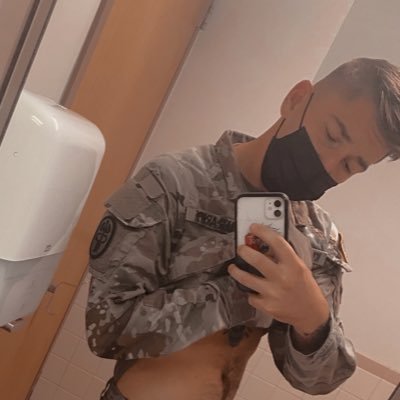Just another boy putting his body all over the internet 🤷🏼♂️ Bi, 30, PNW