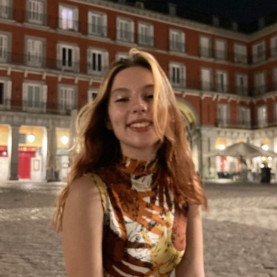 Graduada en Filosofía, Política y Economía @UPF, Diseñadora Gráfica y aparentemente poeta | También en @chitiexplota