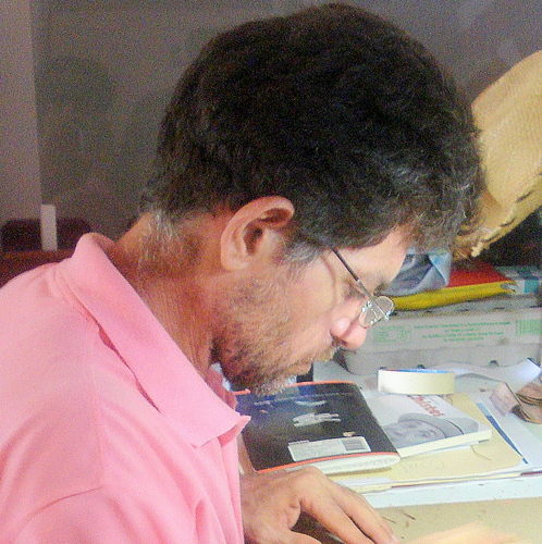 Bolivariano, revolucionario, guevarista, chavista.Pintor, constructor de viviendas. amante de la mujer revolucionaria, padre, hijo, solidario Y ahora abuelo