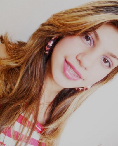 sou uma garota que não que nada além de viver a vida e ser feliz , pois alias só temos uma vida então vamos aproveitar :D