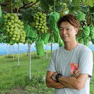 秋田県横手市でブドウをメインに果樹栽培しております。年間積雪量が2mを超える豪雪地帯ですが、盆地ならではの寒暖の激しい気候の産地ですので、糖度の高い美味しい果実が実ります。ぜひご堪能くださいませ。フォローよろしくお願いします！無言フォロー失礼します。メルカリ⏩《むめ。高橋果樹園》👇🏻オンラインショップ👇🏻