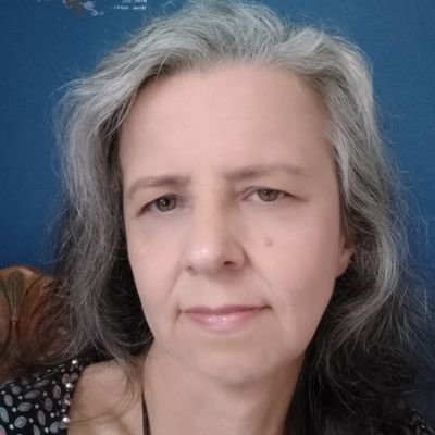 Sou deficiente auditiva usuária de Implante Coclear, a favor das vacinas e acho político tudo farinha do mesmo saco, é sujo falando do mal lavado.
