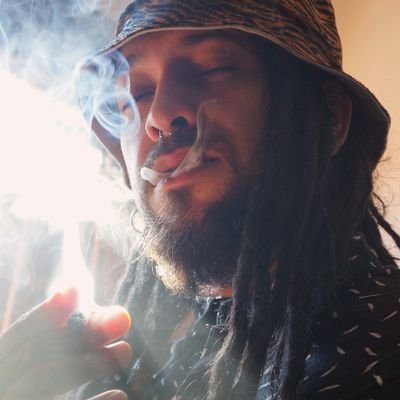 Latino, comunicador, amante de los dreadlocks, de Tolkien, papá de SantiBebé.