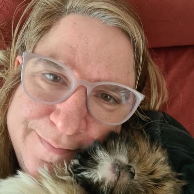 LCarnial's profile picture. Poeta Andarilha.  Jornalista, mãe de dois,  escritora, pesquisadora, poeta, NERD, orfã. Amante de café e livros. #luto #literatura