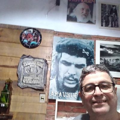 Motociclista, uma vida. Motoqueiro as veses. PT sim e desde 1980.
Basicamente humanista, e apaixonado.