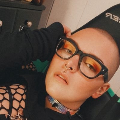 Just another bald bitch screaming her thoughts into the void.

Artist and Cosplayer.