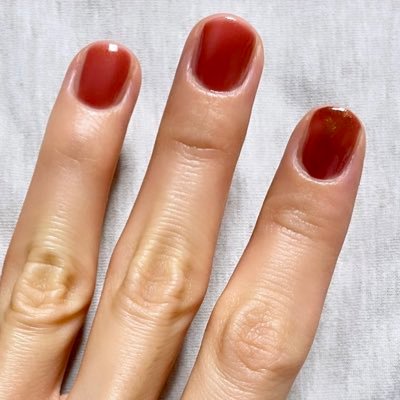 短い爪でネイルする人💅🏻手先を使う事が多く、長い爪が苦手｜爪タイプ：伸びる方向に向かって幅広の丸い爪｜そんな爪でも美しくセルフネイルが出来るように研究｜コンプレックスがある爪でも綺麗で可愛く、テンションが上がるセルフネイルが出来るようにサポーターします❤️