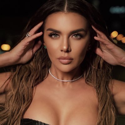 Rus ayol erining oldida sikishadi.