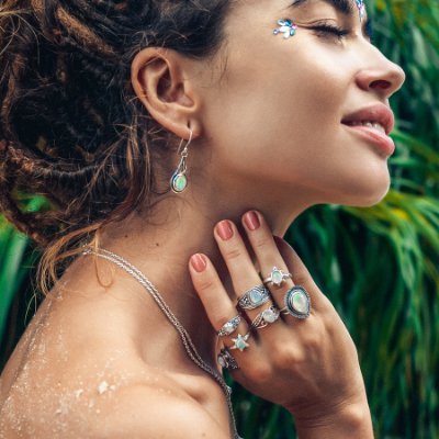 We are various trusted wholesale jewelry brands & we bring to you designs that fascinate both tradition & modernity. Come get a piece that resonates with you.