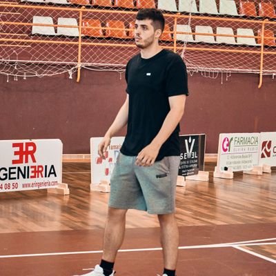 27.
Entrenador Superior de Baloncesto.
Experiencia en ligas Feb. Farmacéutico. 

#CES2022