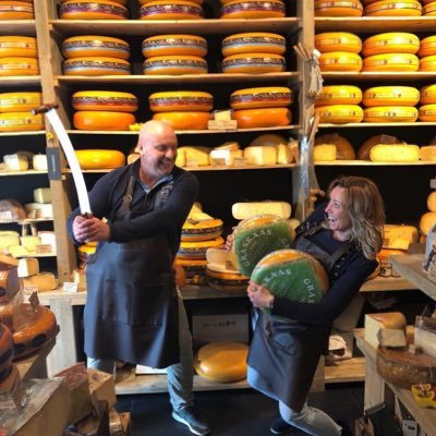 Deli K’s is de gezelligste kaas en delicatessen winkel van Hoofddorp centrum. Waar kan je ons vinden? Concourslaan 98 2132DK Hoofddorp