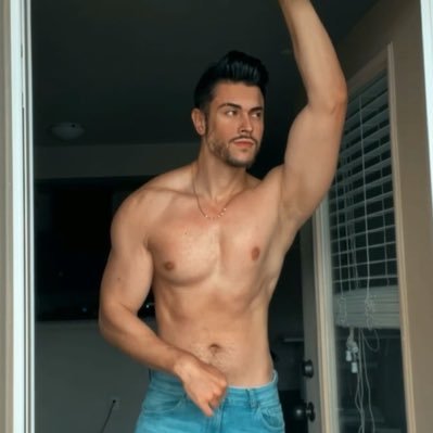 Over 900,000 on tik tok followers 200k on IG 6’7 Fitness trainer /influencer