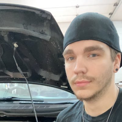 25 year old I love bikes, weed, cars, video games and tattooed bad girls 😜