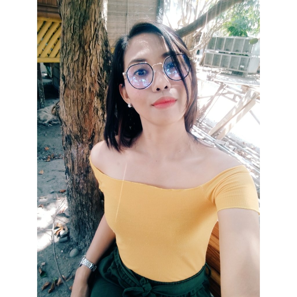 I drink coffee. I pray a lot. I love my family and ultimately, I'm inlove with Christ. Welcome. 💛
