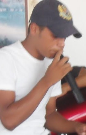 Sou Musico , Vocalista Do Grupo Sambaê  ,!   Apaixonado Pela Musica   
Corinthiano de Coração   ,  Tenho 18 Anos !