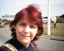 morena  clara de cabelo  vermelho olhos  verdes  1,68 der  altura , atris  e professora de  teatro, amo  a  musica  The Beatles  ,U2, Bon Jovi... ador  fotograf