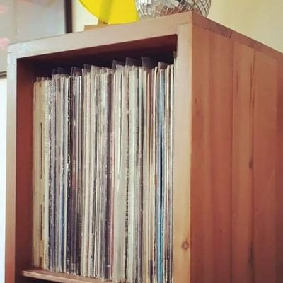 Taller de fabricación de muebles en maderas nobles a pedido.Diseño y Arquitectura.Todas las fotos de racks y muebles para vinilos en Instagram @maderafiel