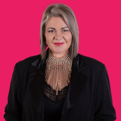 My ability to connect and inspire others is my super power! I offer online coaching programmes to inspire and develop your leadership skills. Full Power to You