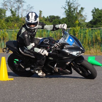 マシンはNinja650、限界員、人生ミスコース気味 ・モトジムカーナは2011年から（Z750で） ・JAGE B級・自走下道派（稼ぎが全部吸い取られて金欠のため） ・「死ぬ気で走ると危ないのでやめましょう」