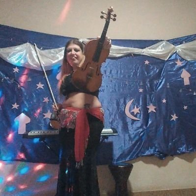 BAILARINA DANZAS ÁRABES, ESTUDIANDO VIOLIN