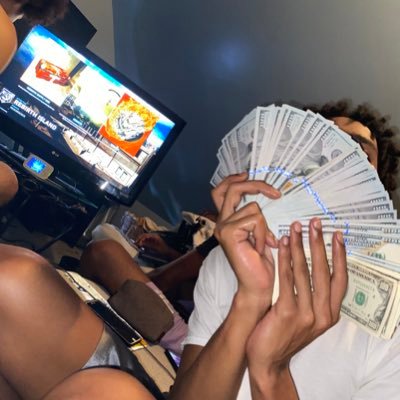 nlmbPm2's profile picture. less friends more bandz