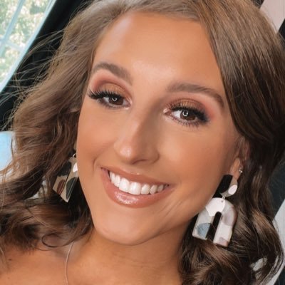 julia_pski's profile picture. 