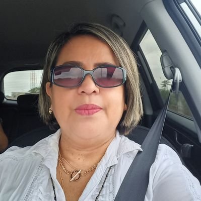 Casada con el Arq. Marcos Quintana Vera, profesional Contadora Pública Auditora, experiencia en manejo de áreas financieras y presupuesto de entidades públicas