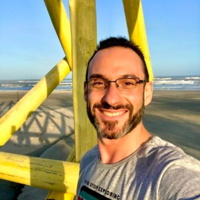 Proprietário do Grupo MegaSom de Comunicação Sonora, Locutor, Comunicador da Rádio MegaSom. Mídia Móvel, Rádio Indoor. Apaixonado pelo mundo da Comunicação.