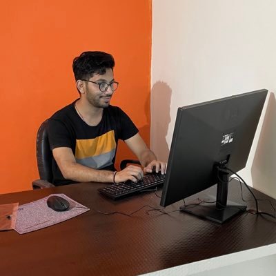 कर्मण्येवाधिकारस्ते मा फलेषु कदाचन ।
मा कर्मफलहेतुर्भुर्मा ते संगोऽस्त्वकर्मणि ॥