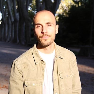 #SocialMediaNinja | #DigitalMarketing | Lo que viene siendo un artista. Yo he venido aquí a hablar de mi libro. Ahora en @LlorenteyCuenca.