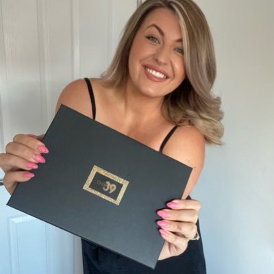 Executive Marketing Director 💓 Built a 6 figure online business around my 9-5. 💎 Now a full time mentor 💸 PM for recruiting opportunities ✨✍🏼