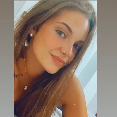 IreeneBG3's profile picture. Te vi follar y fallar y no sé cuando me gustaste más: cuando te contemplé proclamándote diosa o cuando te observé confesándote humana.