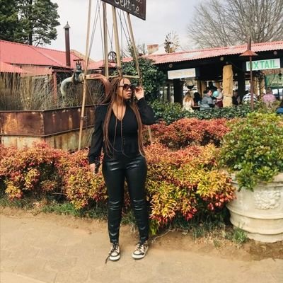 leendore's profile picture. IG: lindz_linda 
 amused by my own jokes, lover of shades all shapes sizes