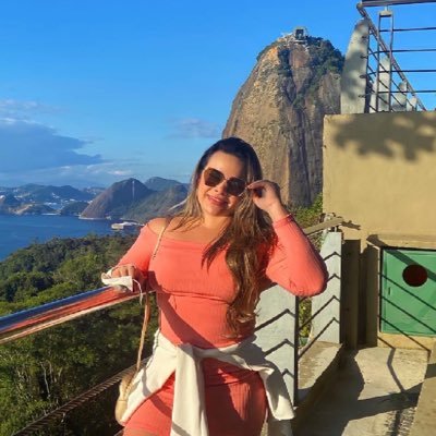 Cristã, 30 anos, advogada, assessora, mãe da Alice