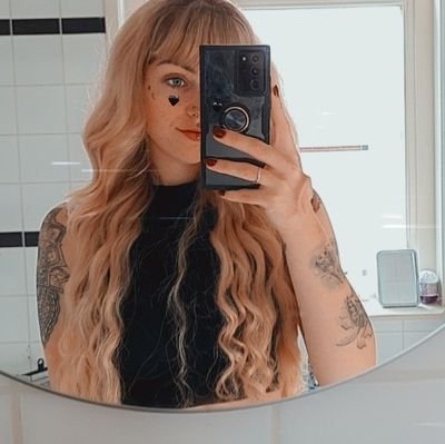 oké fuck did ik ga schommelen 👋🏼
•
°
Owner&founder of The impossible girl piercings