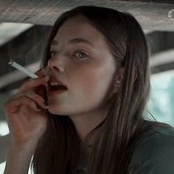 AutoraFlor's profile picture. ✨Falo sobre livros, alguns memes literários e escrevo contos.