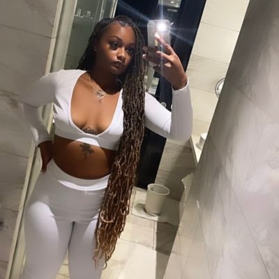 Advanced Esthetician 🧖🏽♀️
22☺️
BoyMOM👩👦
Upcoming Nurse 👩⚕️