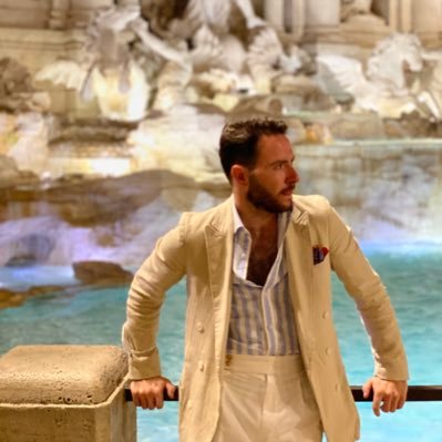 gutimoure's profile picture. Graduado en Derecho